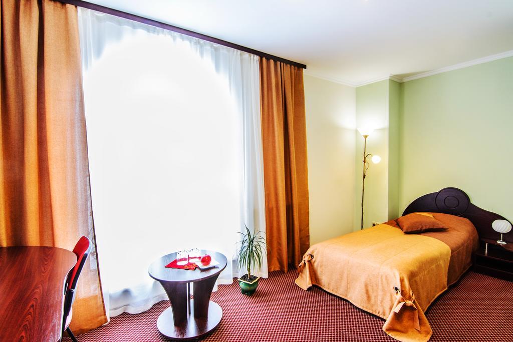 Terminal-A Hotel Ryasne-Ruske Стая снимка